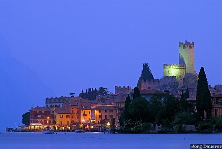 beach, blue hour, castle, Castello Scaligero, flood-lit, illumination, Italy, Veneto, Malcesine, Italien, Italia