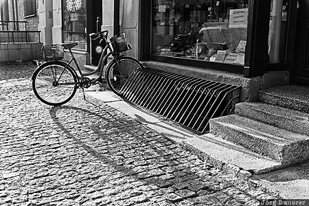 Kujawsko-Pomorskie, POL, Poland, Stare Miasto, Torun, back lit, Bicycle