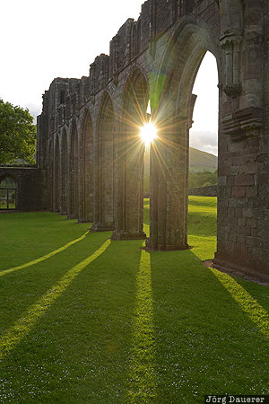 Llanthony Priory GBR, Llanthony, United Kingdom, Wales, back-lit, columns, green, Großbritannien, Vereinigtes Königreich, Grossbritannien, Vereinigtes Koenigreich