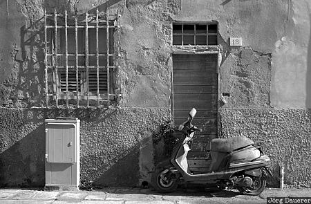 Italy, Pisa, Tuscany, alley, black and white, door, gate, Italien, Italia