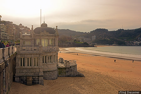 Donostia-San Sebastian, ESP, back lit, Basque Country, Bay of Biscay, beach, evening light, Spain, San Sebastián, Spanien, Espana, San Sebastian