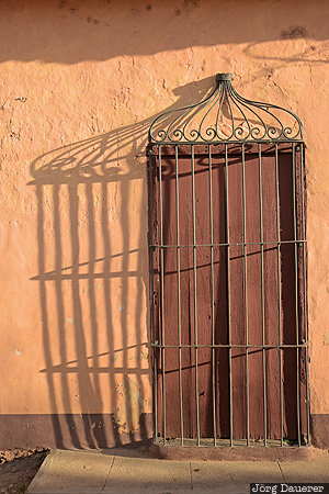 Shadow in Trinidad CUB, Cuba, Sancti Spíritus, Trinidad, facade, grid, metal grid covered window, Kuba, Sancti Spiritus