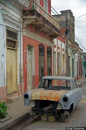 Cienfuegos, CUB, Cuba, alley, car wreck, classic car, colorful, Kuba